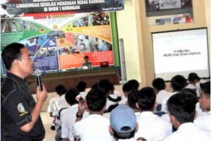 Pemateri dr Sat Narkoba Polres Kng dlm kegiatan penyuluhan di SMKN 1 Kng, 7 April